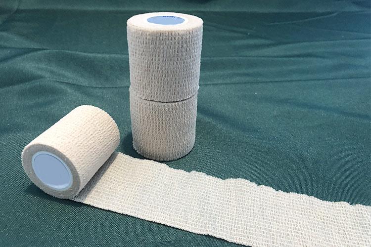 无纺布自粘性弹力绷带是一种性能优良，使用方便，应用广泛的医用敷料